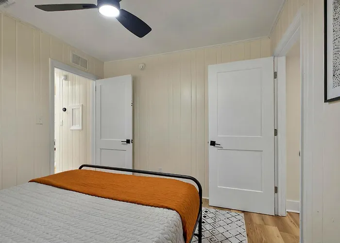 It's A Vibe- Less Than 10mins Capital,hospitals,famu,&fsu Holiday home Tallahassee
